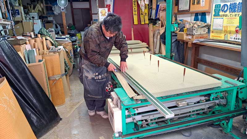 Artesano haciendo un tatami