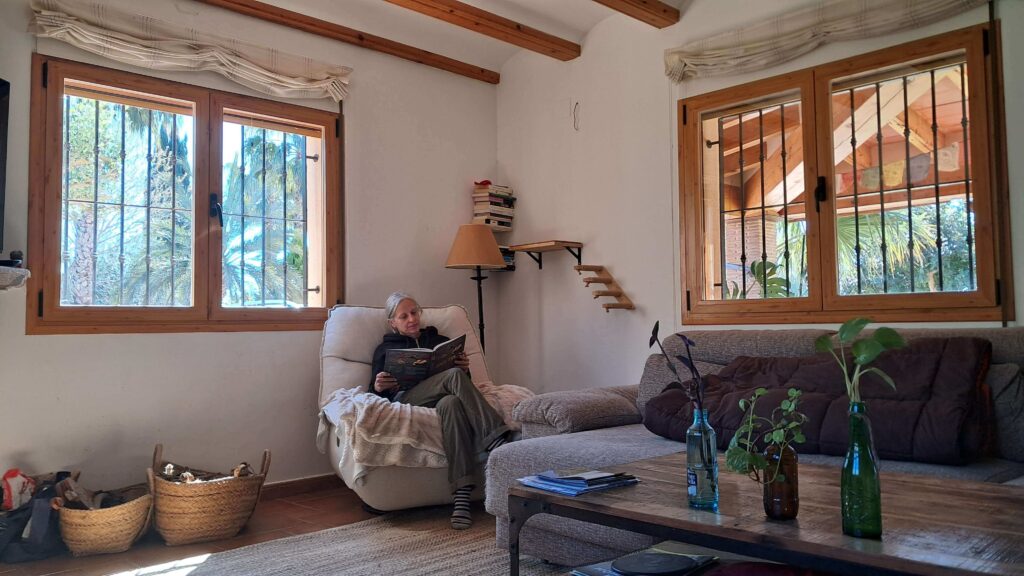 Itziar leyendo en un sillón